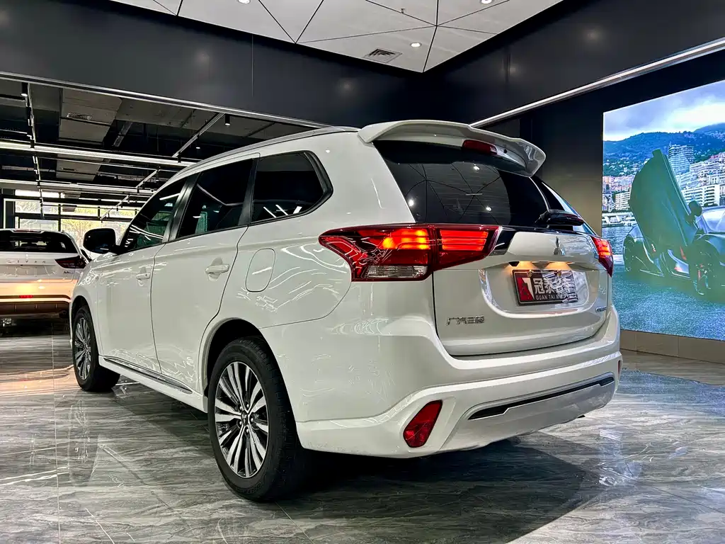 Outlander Facelift 2.0 L 2 WD Smooth Travel 5-seat