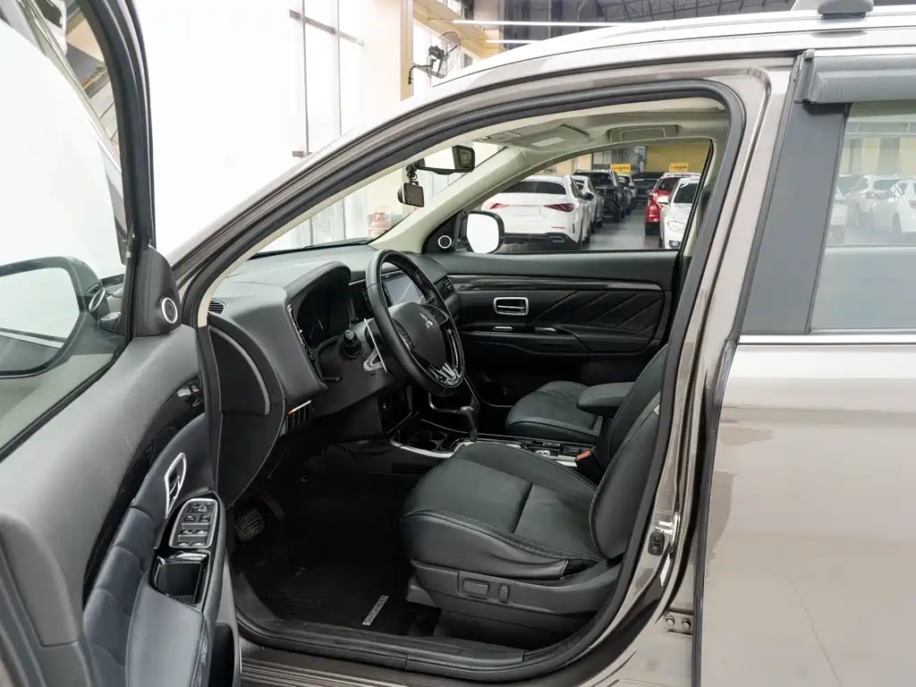 Outlander 2.4 L 4 WD Enjoyment 7-seat CN-VI