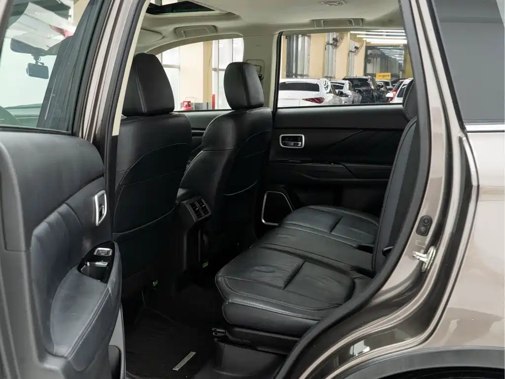 Outlander 2.4 L 4 WD Enjoyment 7-seat CN-VI