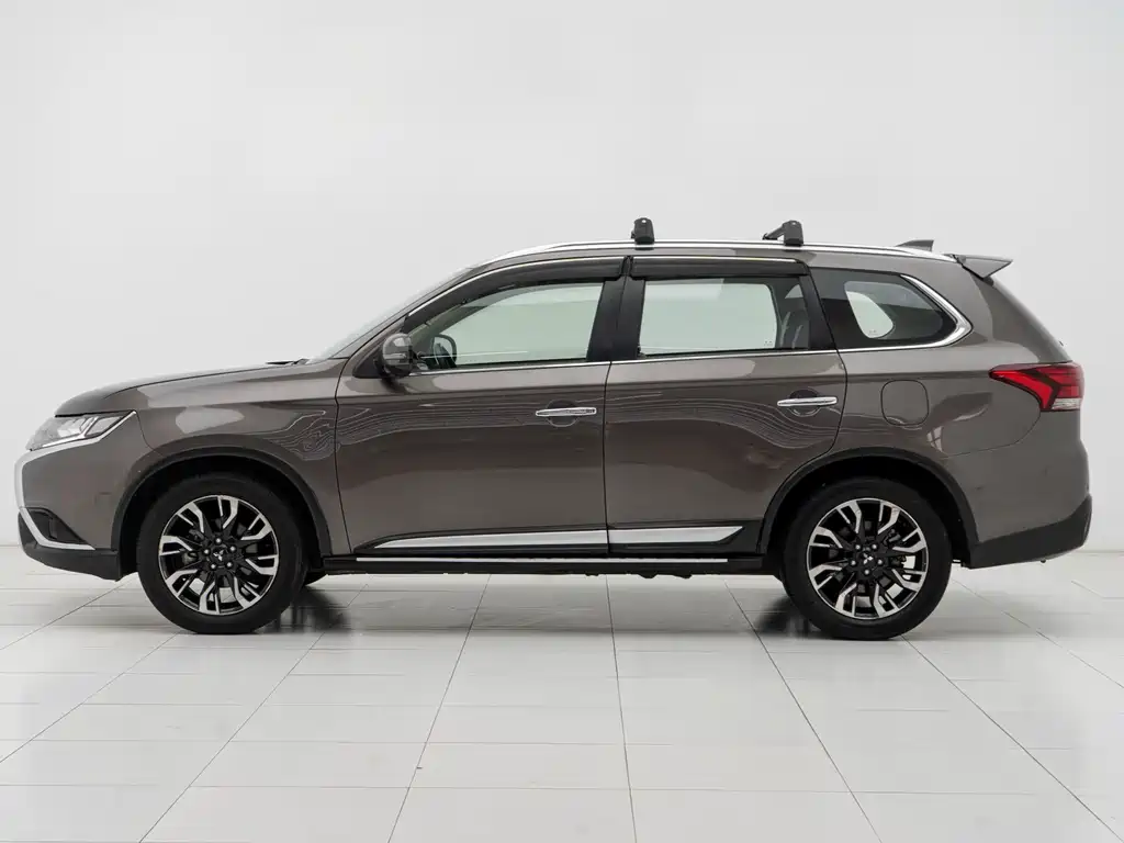 Outlander 2.4 L 4 WD Enjoyment 7-seat CN-VI