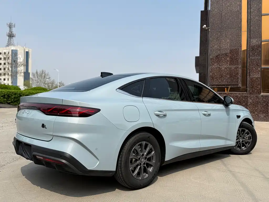 Qin L DM-i Smart Drive 80 KM Leading