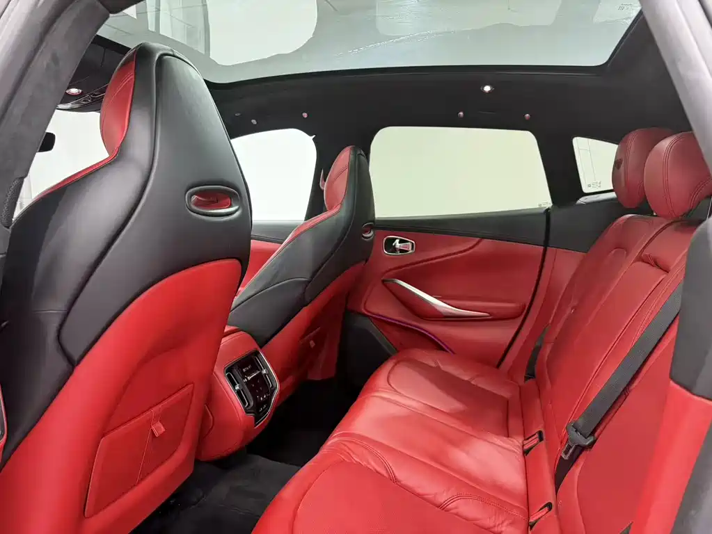 Aston Martin DBX 4.0 T V8