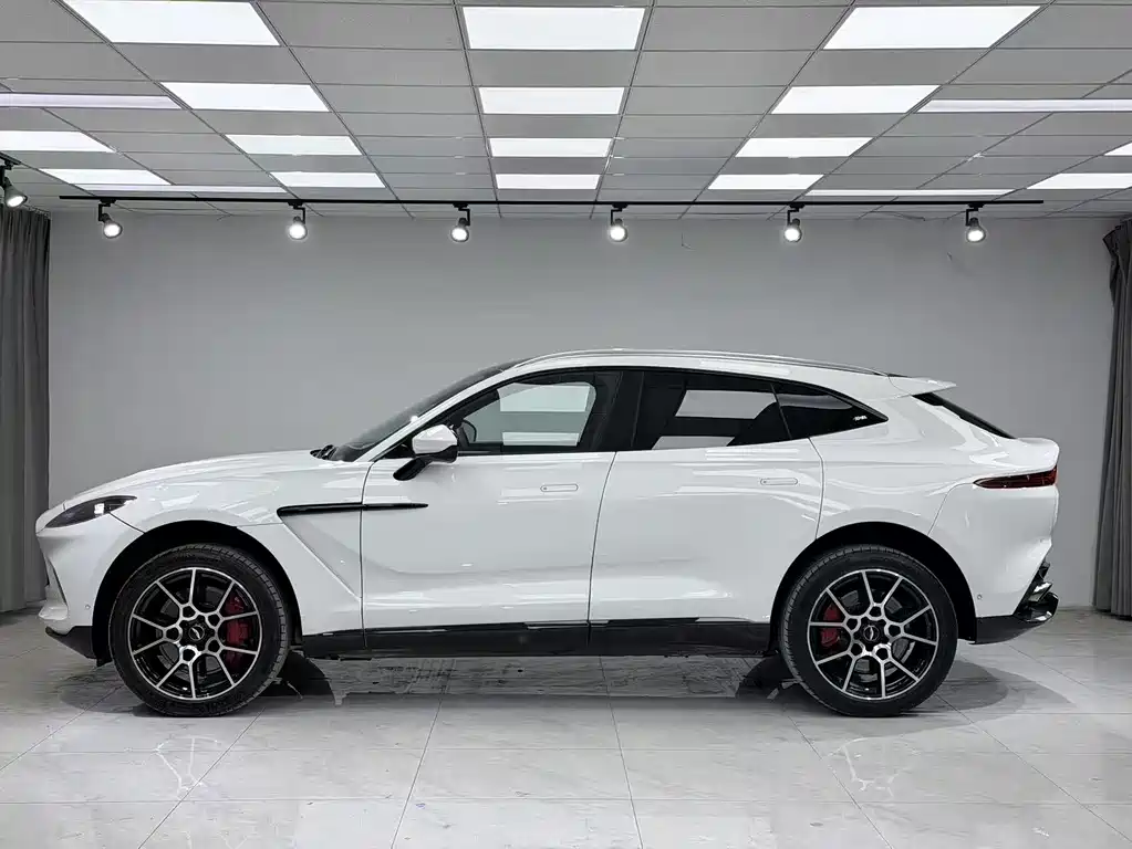 Aston Martin DBX 4.0 T V8