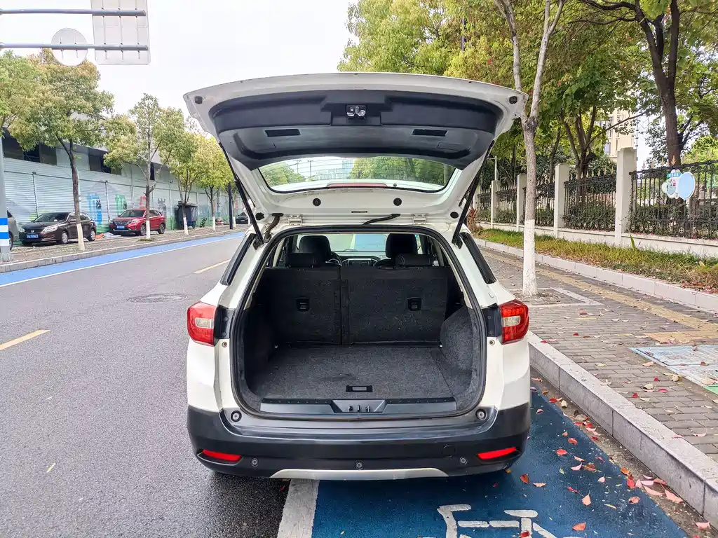 Dongfeng Fengshen AX3 1.5 L Manual Premium Cool