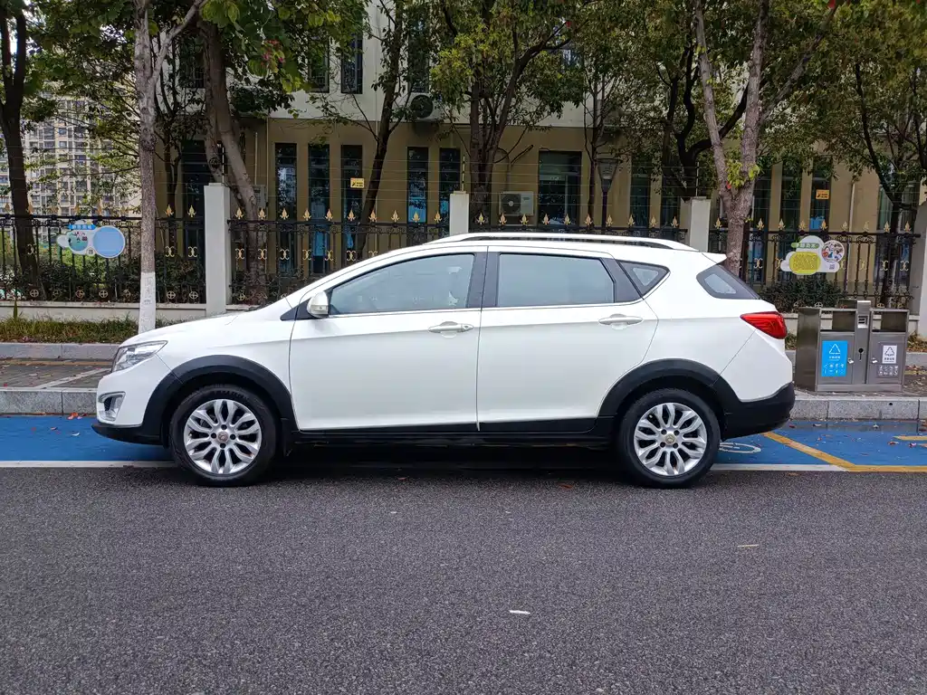 Dongfeng Fengshen AX3 1.5 L Manual Premium Cool