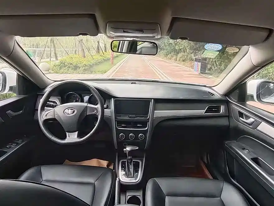 Besturn B30 1.6 L Auto Comfort