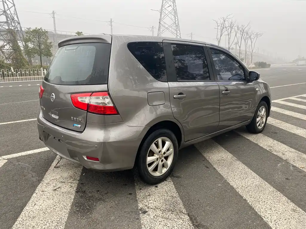 Livina 1.6 XE CVT Comfort