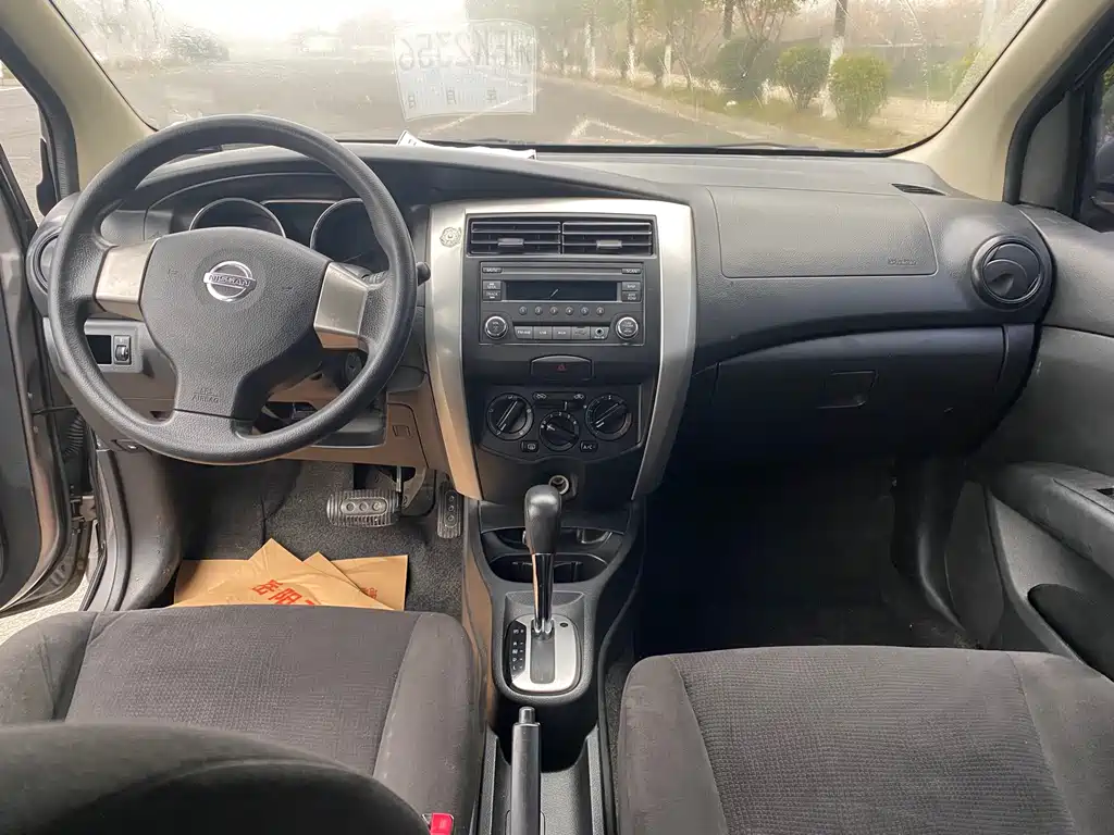 Livina 1.6 XE CVT Comfort
