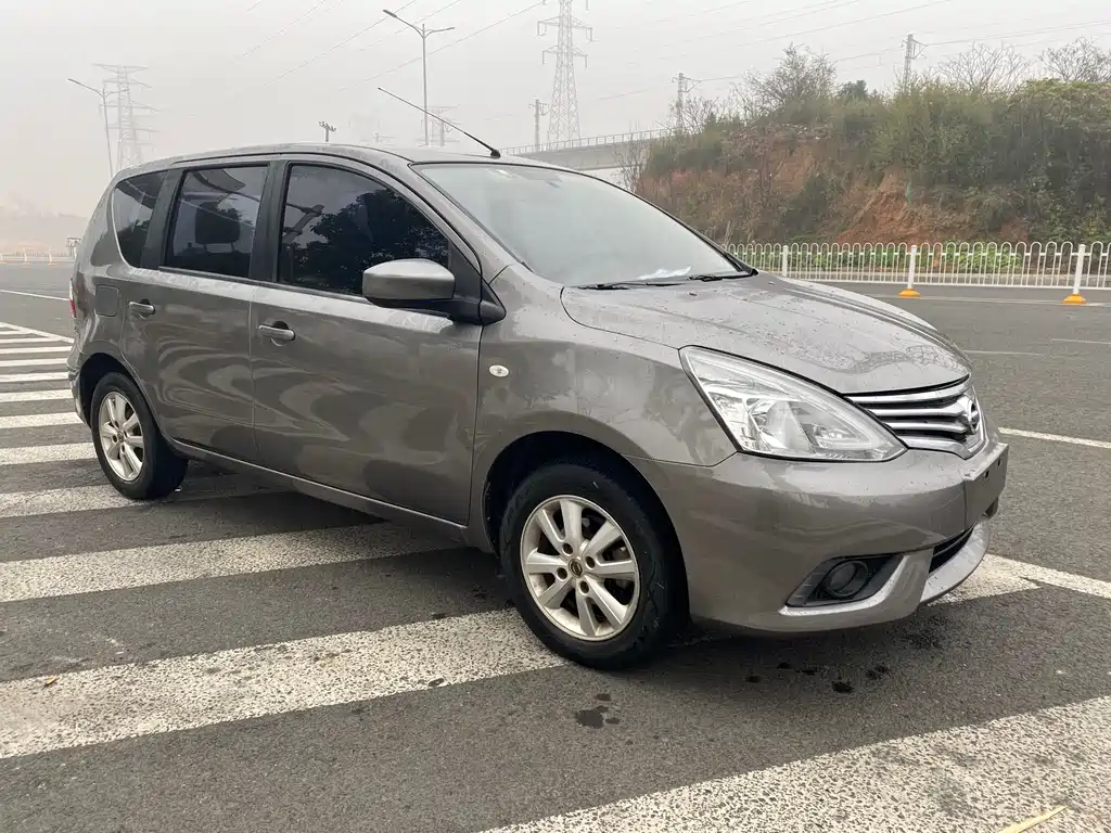 Livina 1.6 XE CVT Comfort
