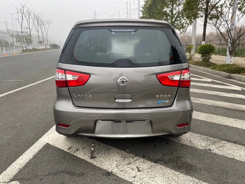 Livina 1.6 XE CVT Comfort