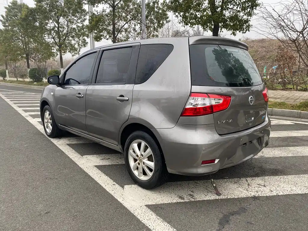 Livina 1.6 XE CVT Comfort