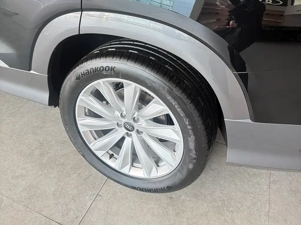 Audi Q6 奥迪Q6 2026款 45 TFSI quattro 齐云型 羽林套装 6座
