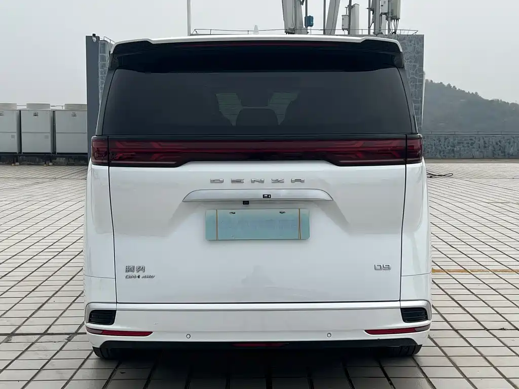 Denza D9 DM-i 970 4 WD Flagship