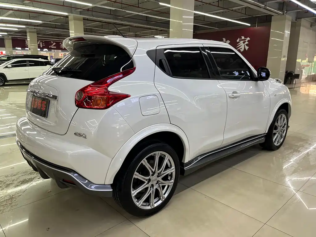 Infiniti ESQ 1.6 L Personality
