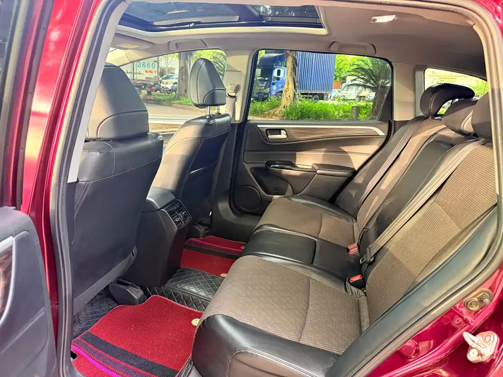 Jade 210 TURBO CVT Style 5-seat