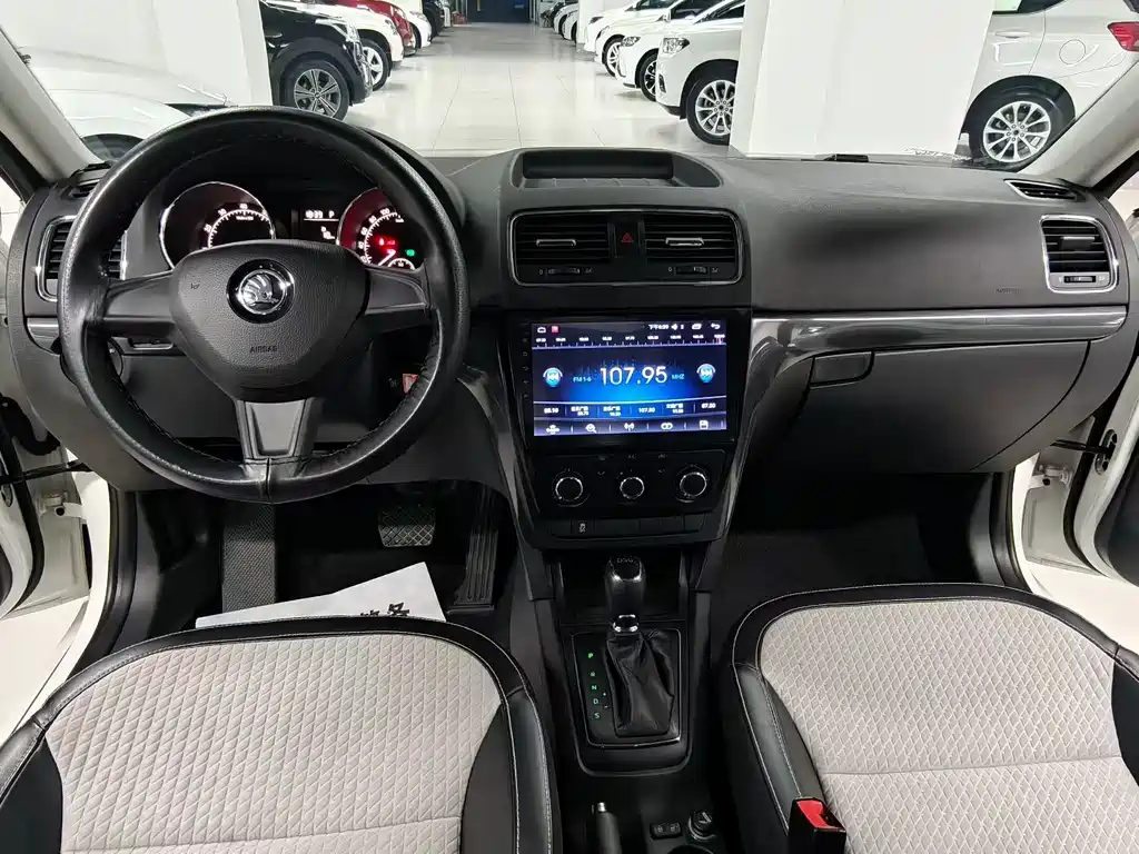 Yeti TSI280 DSG Forward