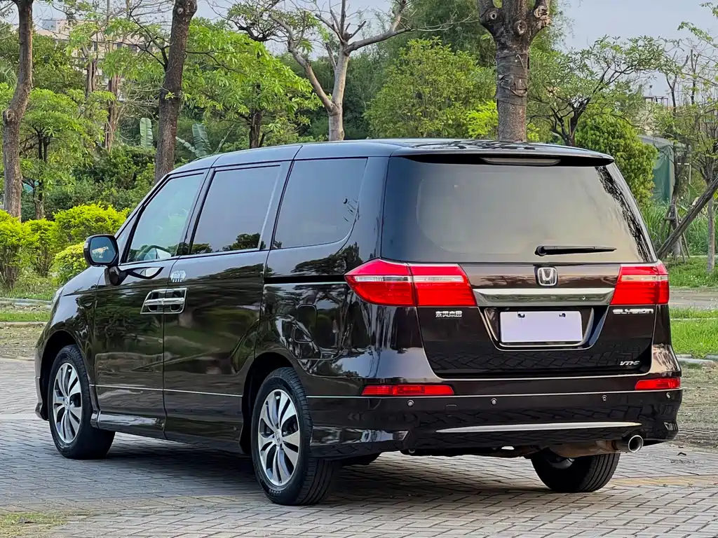 Elysion 2.4 L VTi-S Distinguished