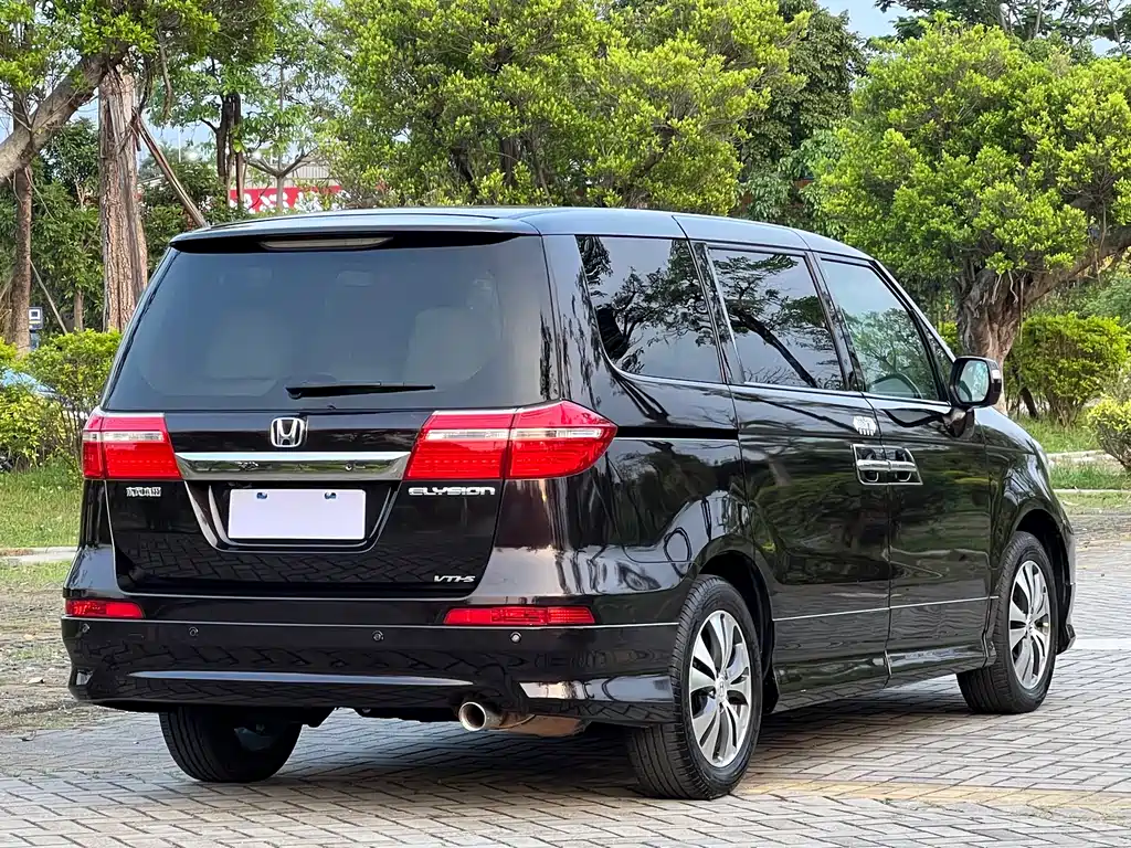 Elysion 2.4 L VTi-S Distinguished