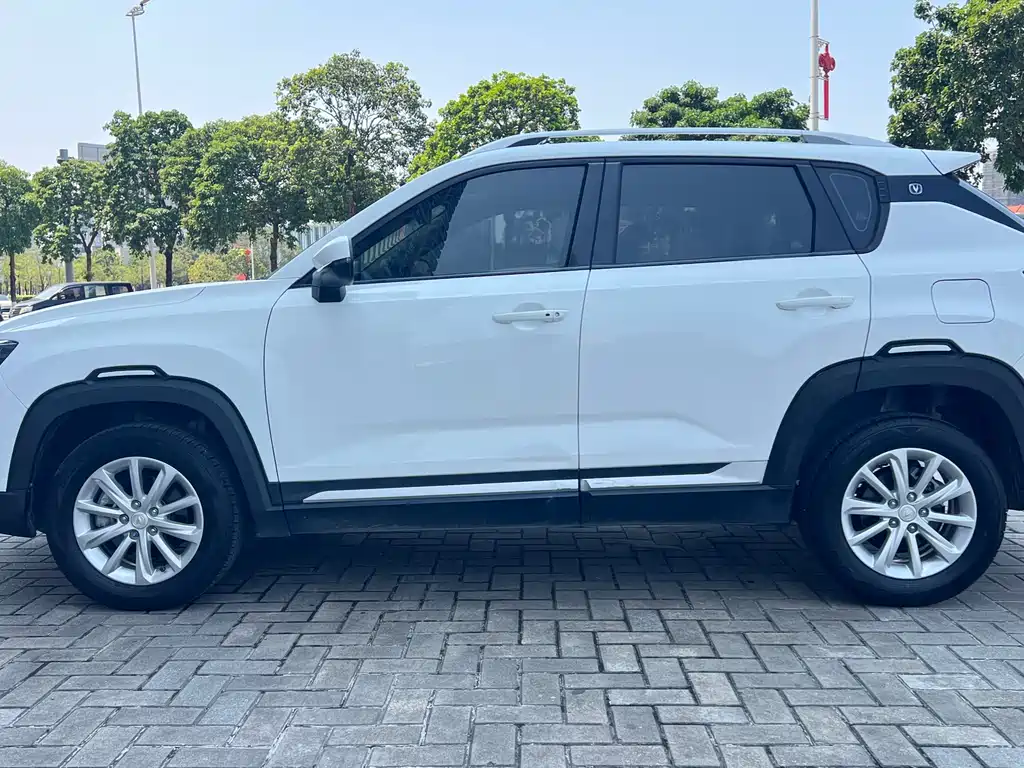 Changan CS35 PLUS Glory Million 1.6 L CVT Elite