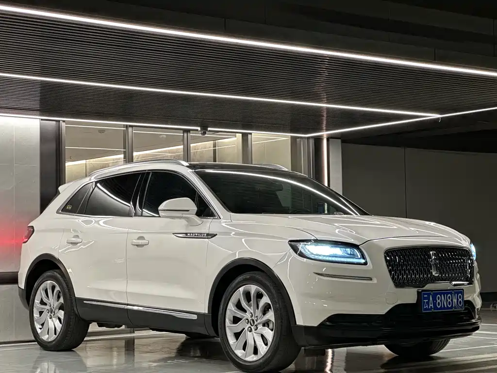 Nautilus 2.0 T 4 WD Premium