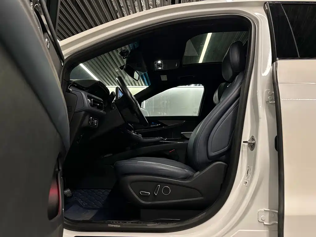 Nautilus 2.0 T 4 WD Premium