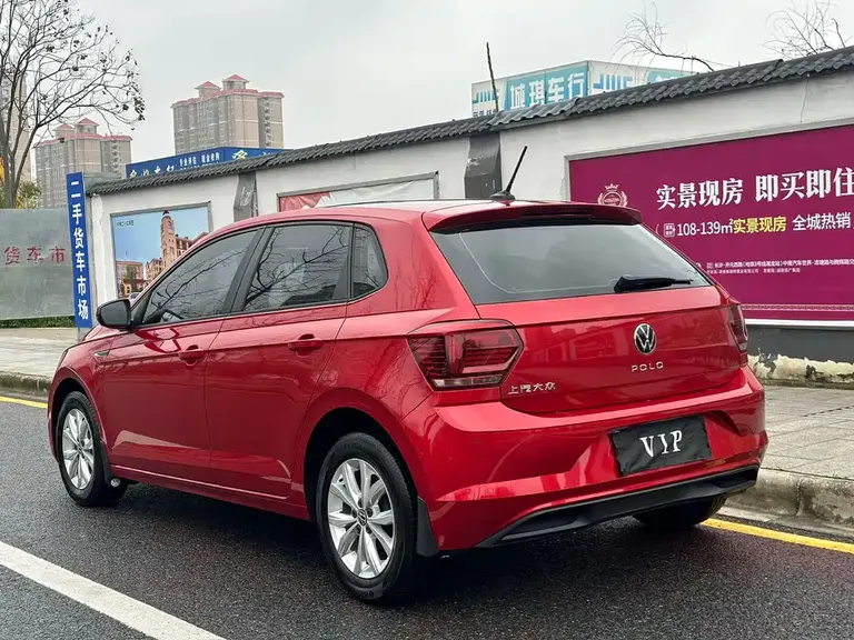 Volkswagen Polo Plus 1.5 L Auto Colorful Tech
