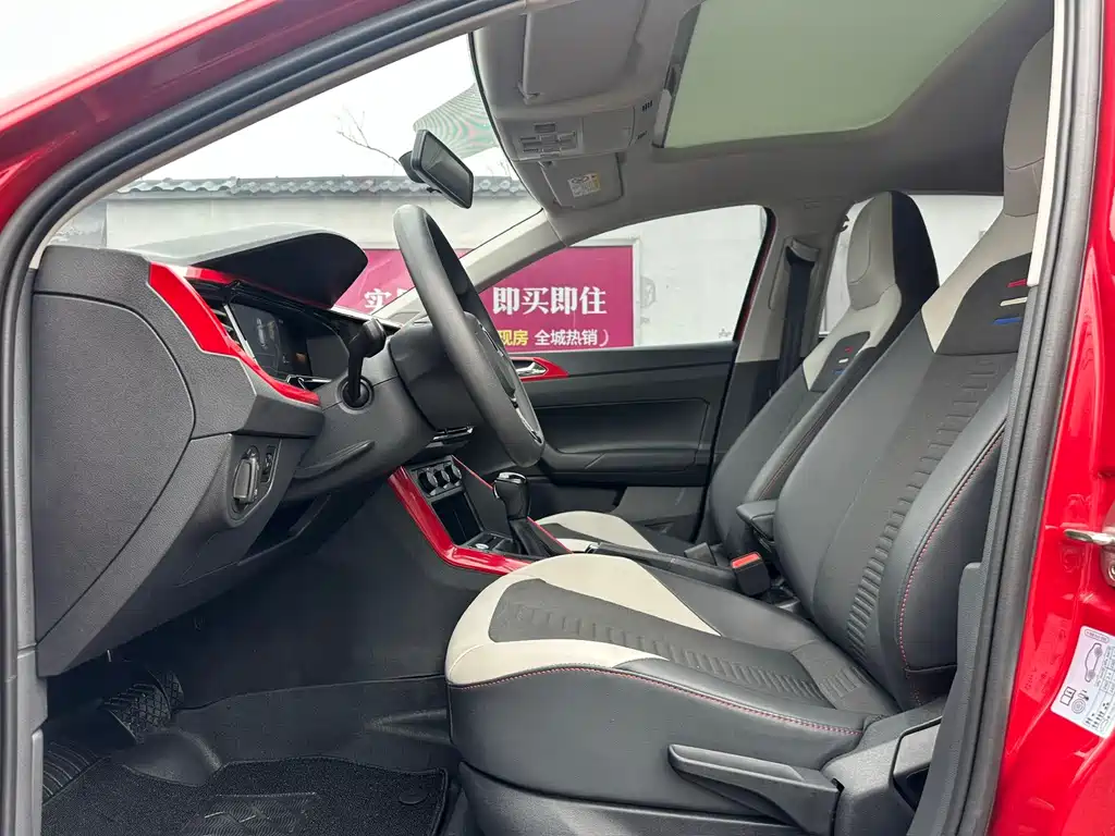Polo Plus 1.5 L Auto Colorful Tech