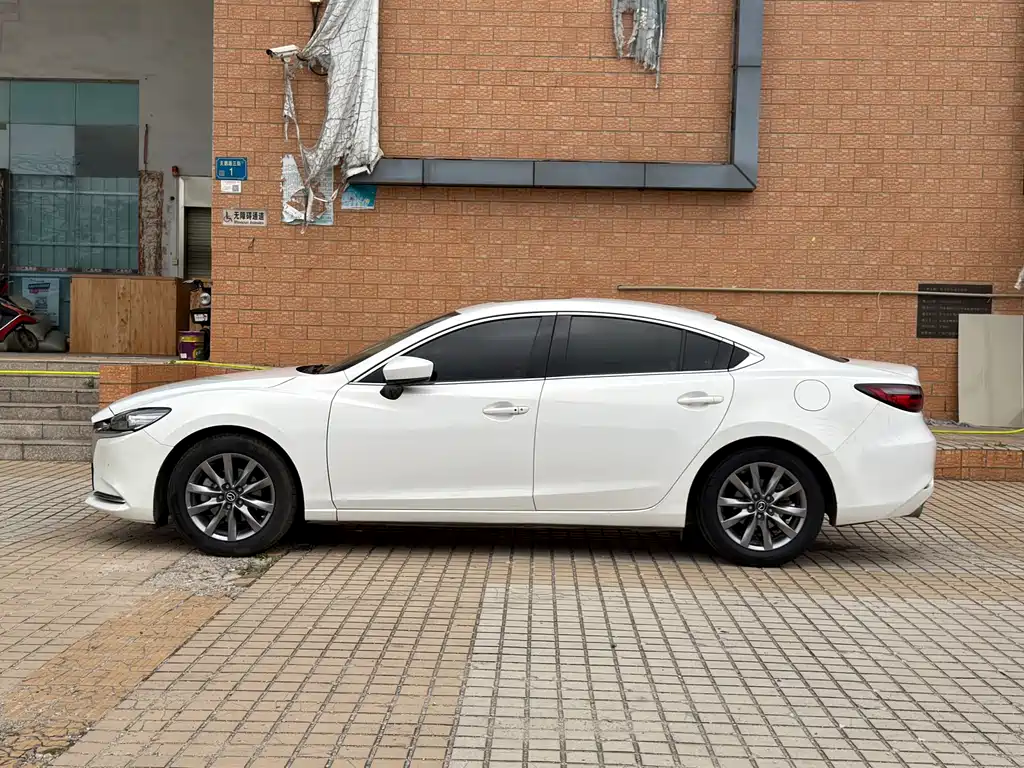 Atenza 2.0 L Blue Sky Luxury