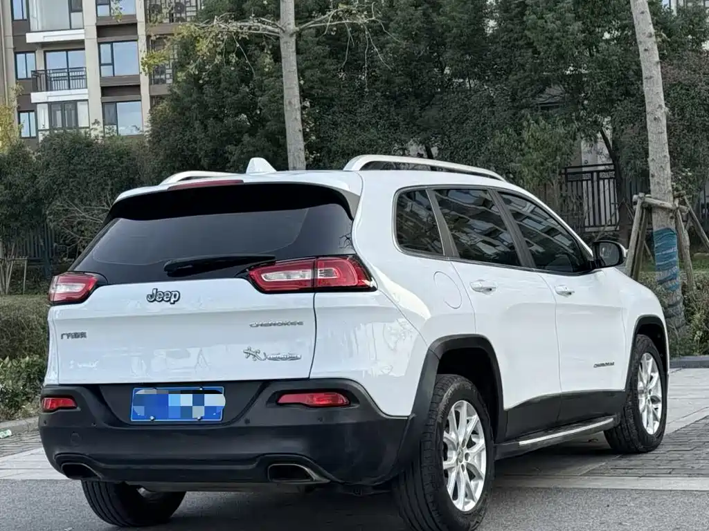Cherokee 2.4 L Leading