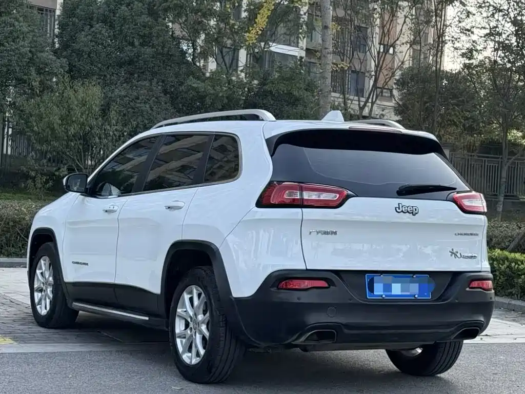 Cherokee 2.4 L Leading