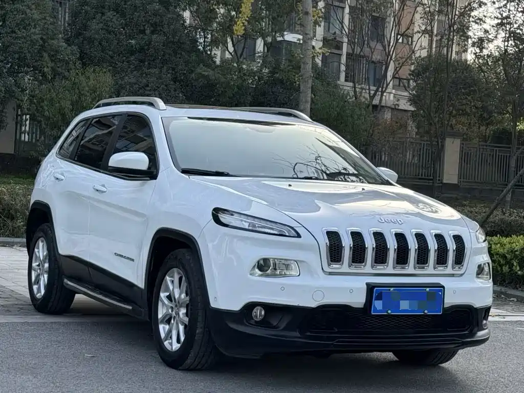 Cherokee 2.4 L Leading