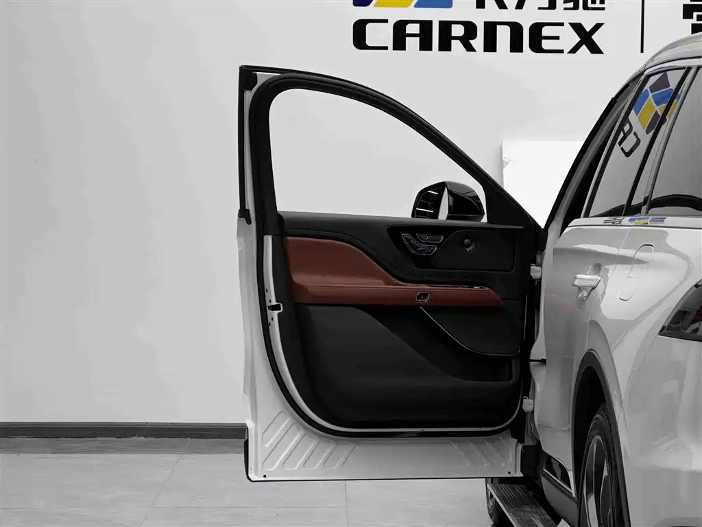 Aviator 3.0 T V6 4 WD Luxury Elegant 6-seat