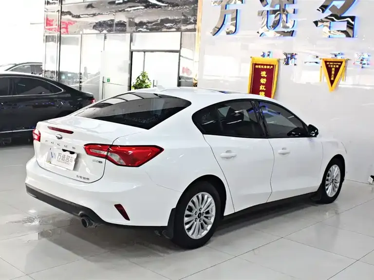 Ford Focus Sedan EcoBoost 180 Auto Sharp Trend