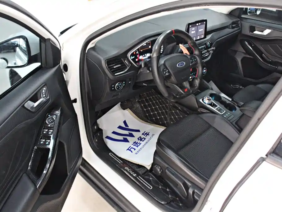 Focus Sedan EcoBoost 180 Auto Sharp Trend