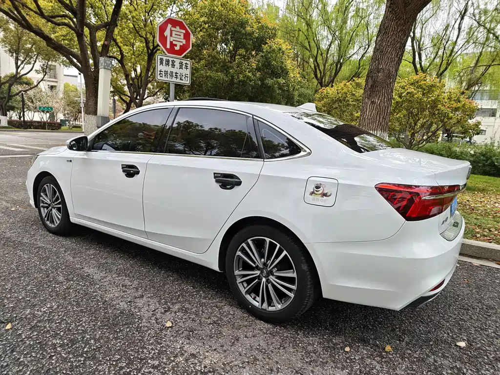 Roewe i6 Classic PLUS 1.6 L CVT 4 G Connected Glory Flagship