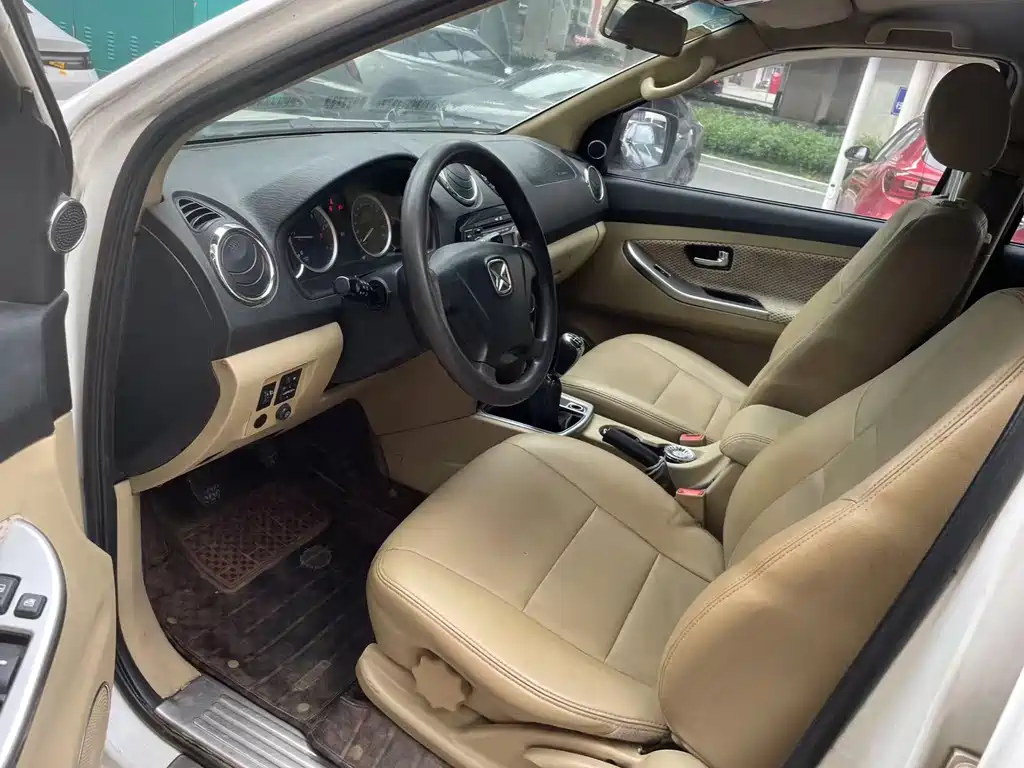 Yusheng S350 2.4 T Manual 2 WD Diesel Luxury 5-seat