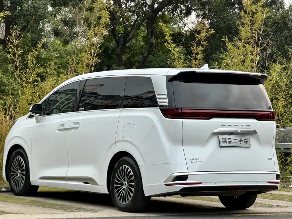 Denza D9 DM-i 970 4 WD Honored
