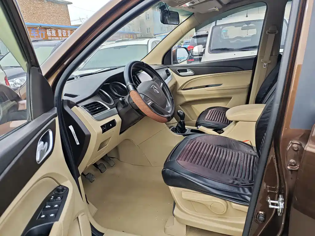 Baojun 730 1.5 L Manual Standard 7-seat