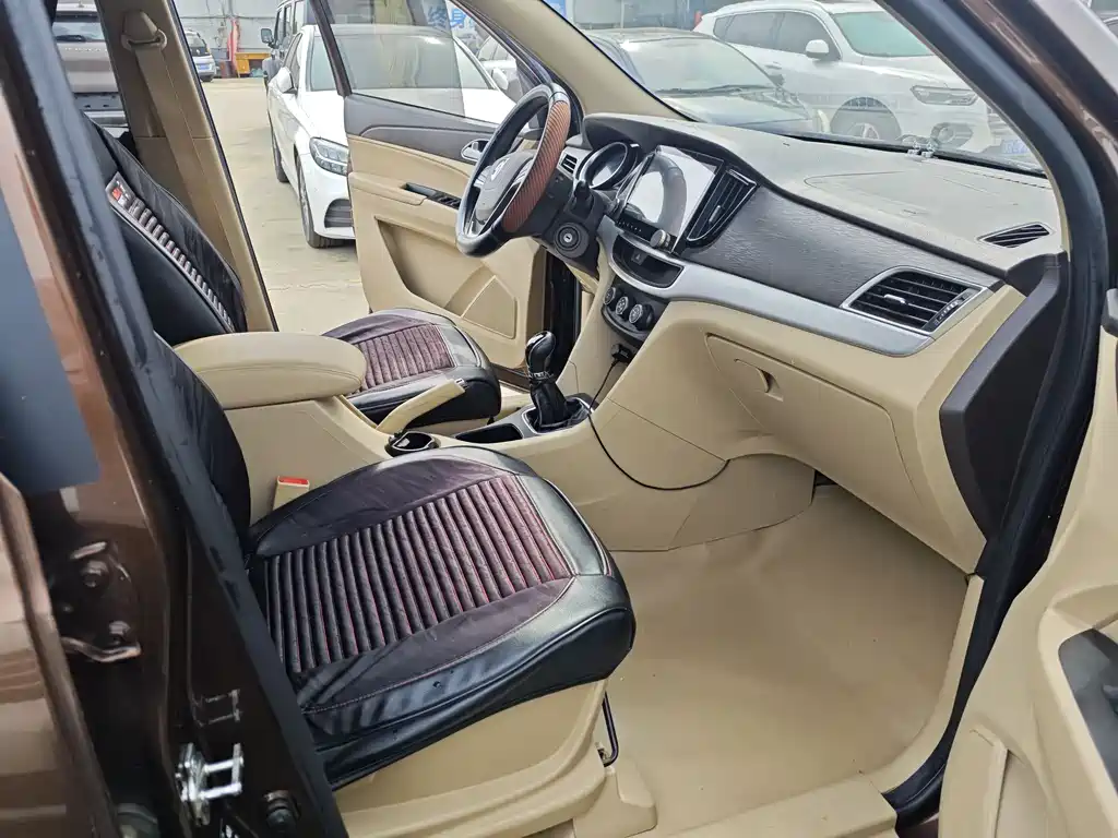 Baojun 730 1.5 L Manual Standard 7-seat