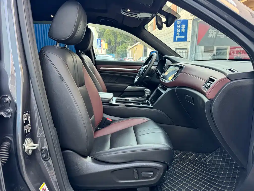 GAC Trumpchi GS8 390 T 2 WD Luxury Connected (7-seat)