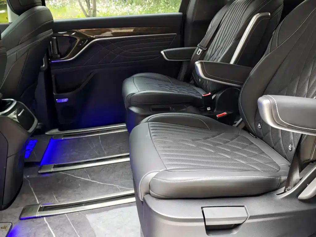 Maxus G90 大通G90 2024款 2.0 T 星辰七座版