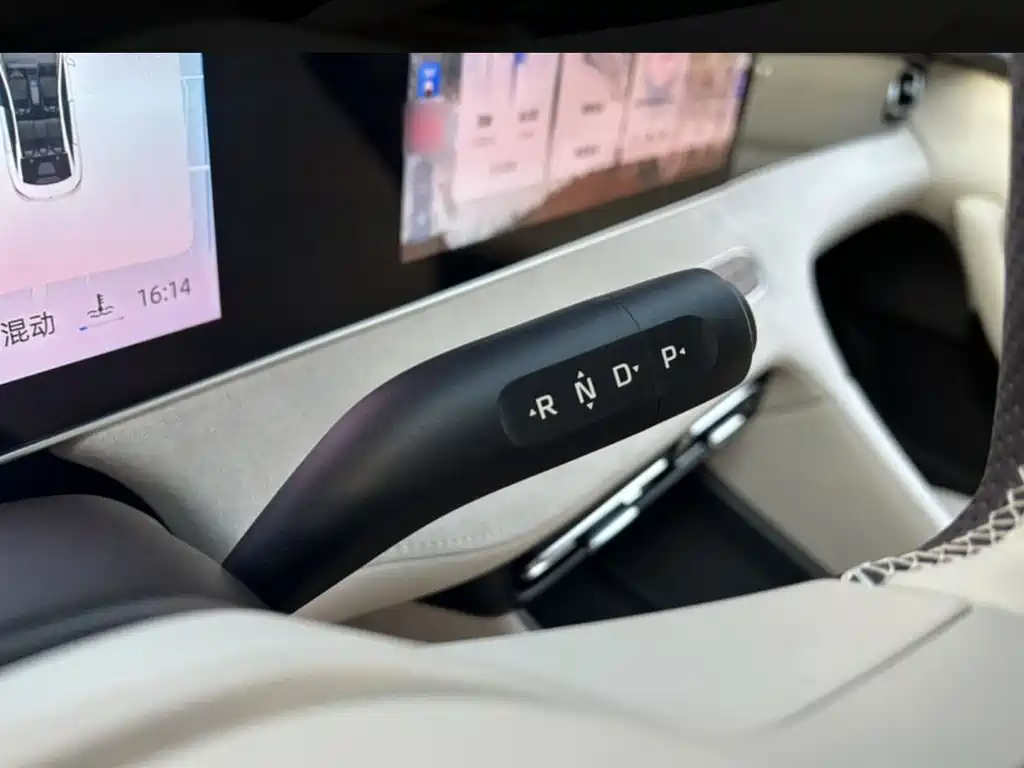 Roewe D7 荣威D7 2025款 DMH 125 km 世界冠军旗舰版