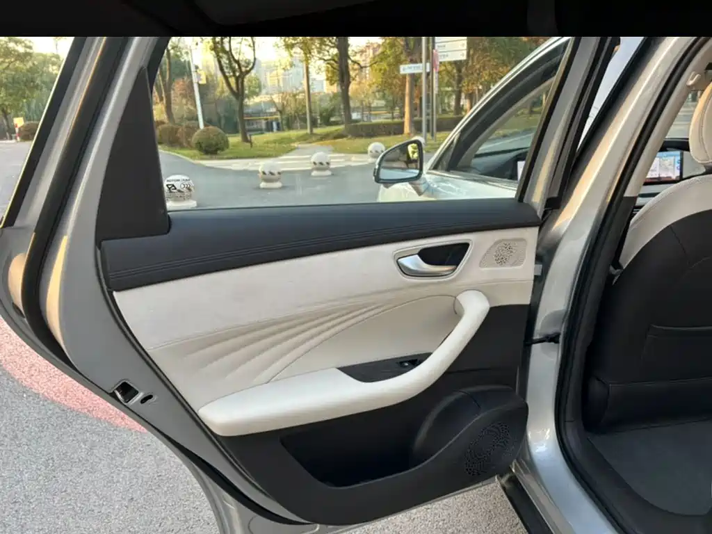 Roewe D7 荣威D7 2025款 DMH 125 km 世界冠军旗舰版
