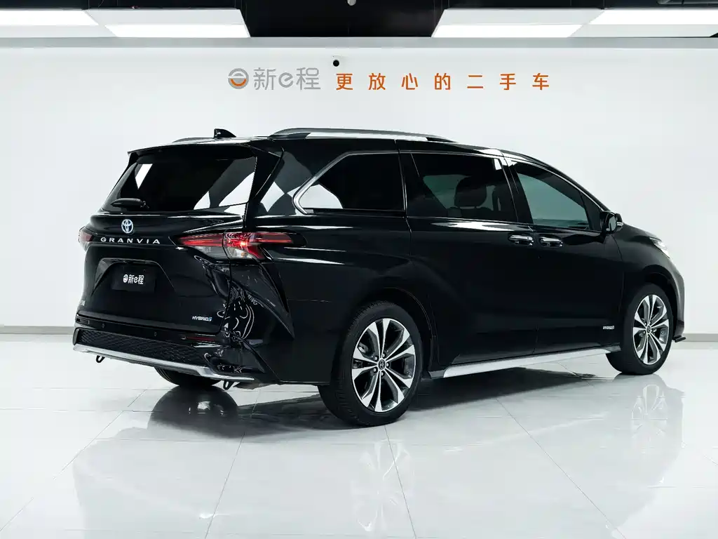 Granvia 2.5 L Hybrid Noble ULTRA