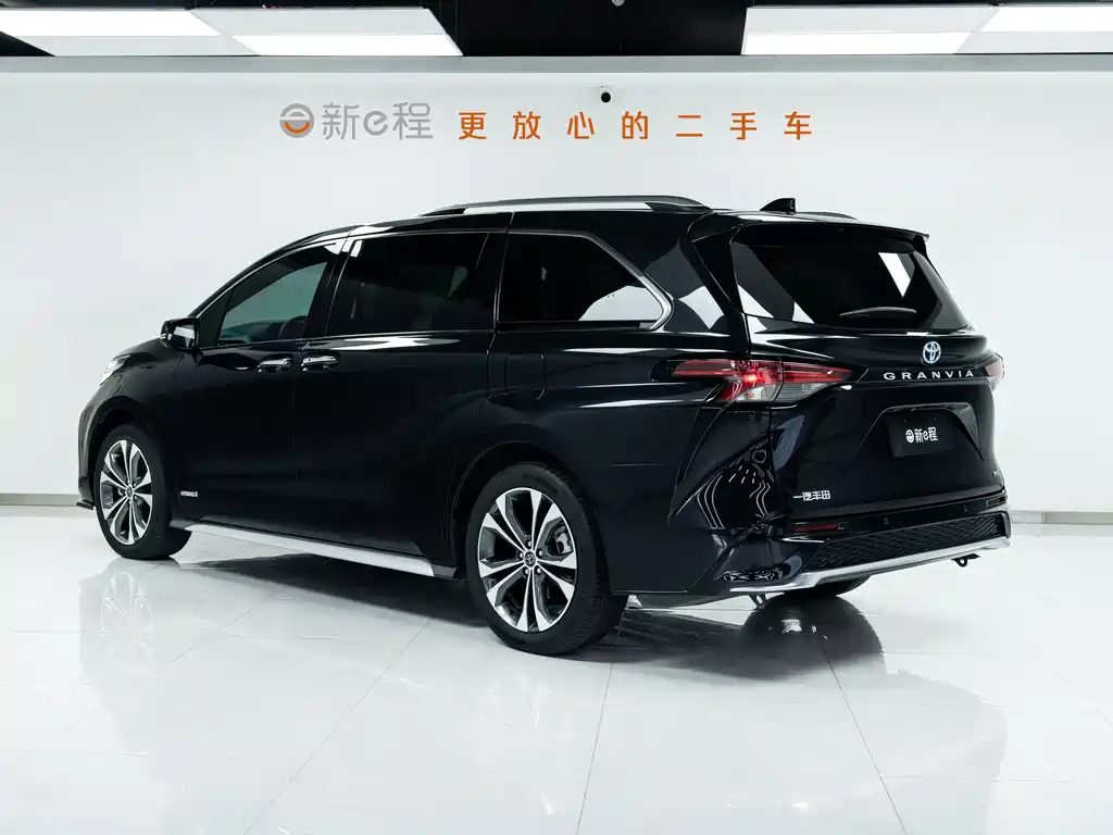 Granvia 2.5 L Hybrid Noble ULTRA