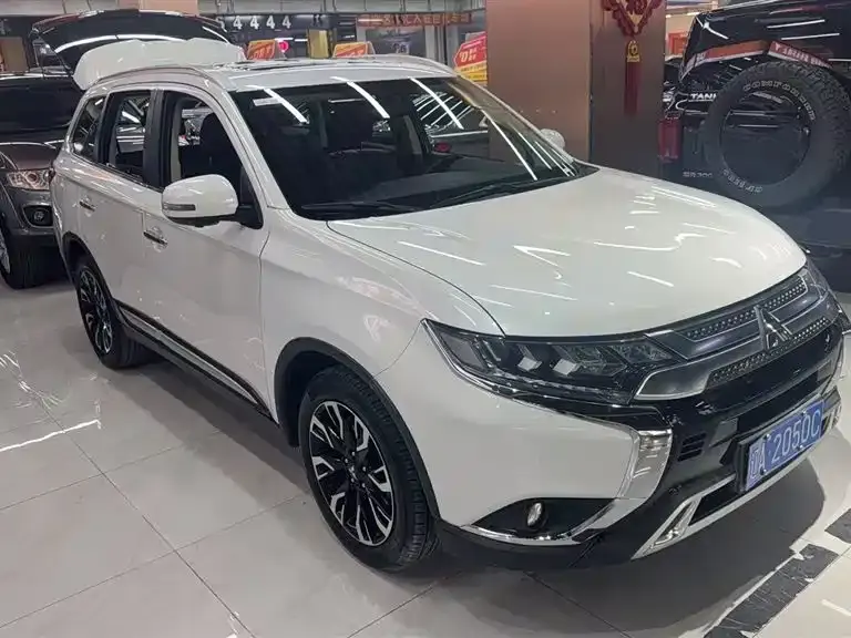 Mitsubishi Outlander 2.4 L 4 WD Enjoyment 7-seat
