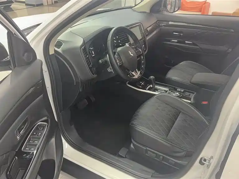 Outlander 2.4 L 4 WD Enjoyment 7-seat