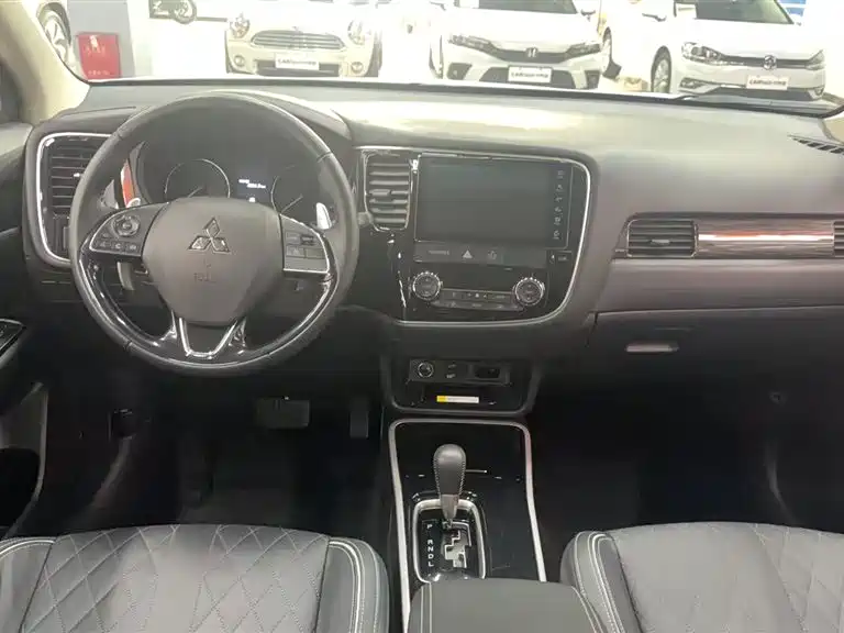 Outlander 2.4 L 4 WD Enjoyment 7-seat