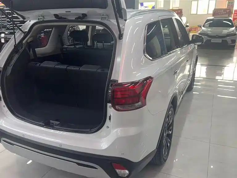 Outlander 2.4 L 4 WD Enjoyment 7-seat