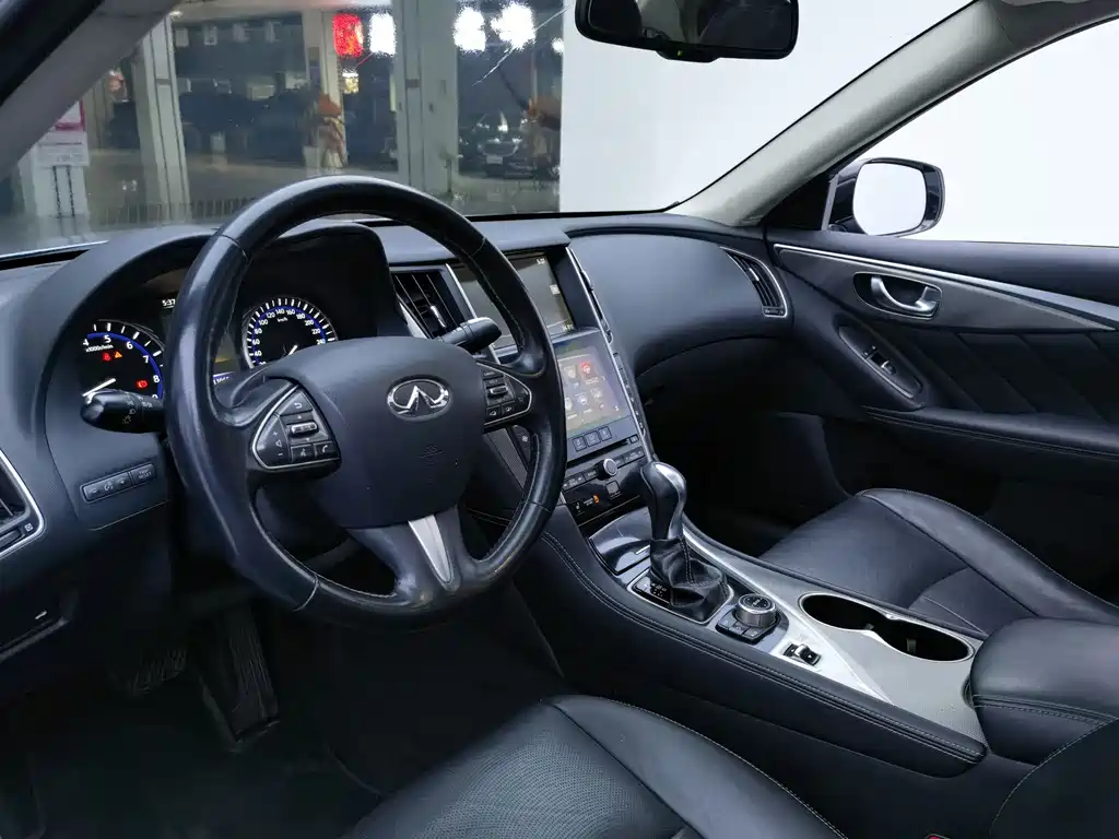 Infiniti Q50 3.7 L Comfort